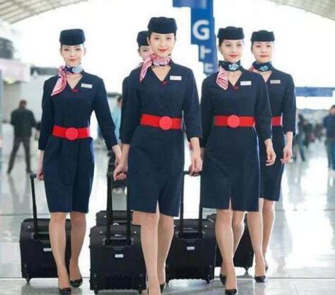 空姐上下飛機(jī)為什么要拉著箱子？廊坊空乘學(xué)校為你解答
