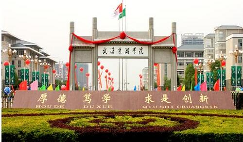 武漢東湖學(xué)院宿舍環(huán)境怎么樣？管得嚴(yán)不嚴(yán)？