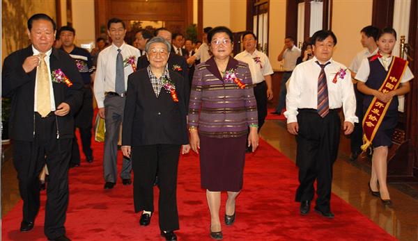 全國政協(xié)副主席錢正英（左一）、十五屆中央委員顧秀蓮（左三）、國務(wù)院扶貧主任，政協(xié)常委胡富國（左一）、北方汽車專修學(xué)校曹振峰董事長（右一）在人民大會堂共同出席北方學(xué)校七千萬扶貧工程